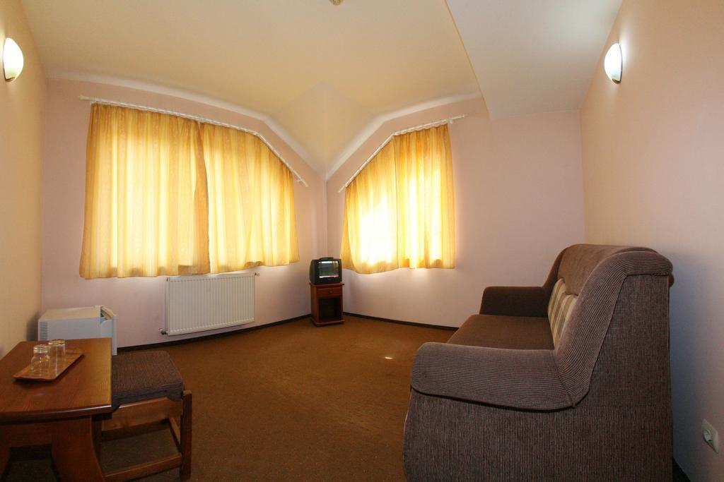 Pensiune Montana Curtea De Arges Room photo